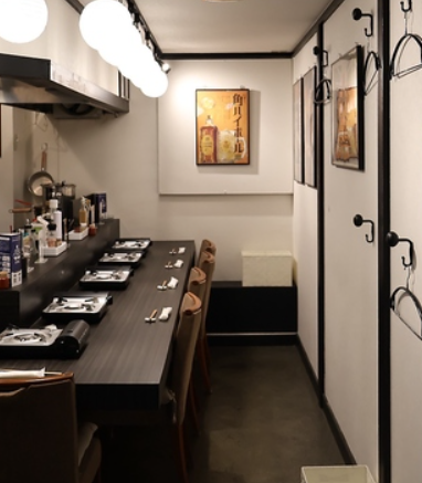 落ち着いたカウンター席の店内