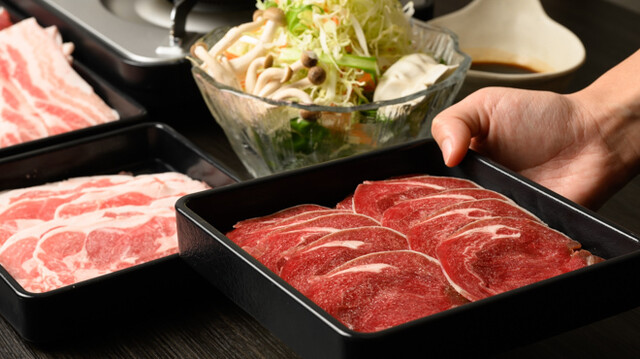 新鮮なお肉を盛り付ける様子